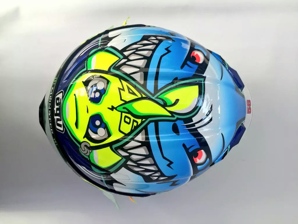 Desain Baru Helm AGV Valentino Rossi Ikan Kecil Dikejar Hiu Besar